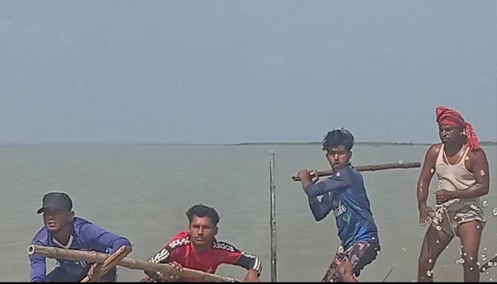 বাকেরগঞ্জে জেলেদের কাছে অসহায় প্রশাসন, আত্মরক্ষায় পুলিশের গুলি 